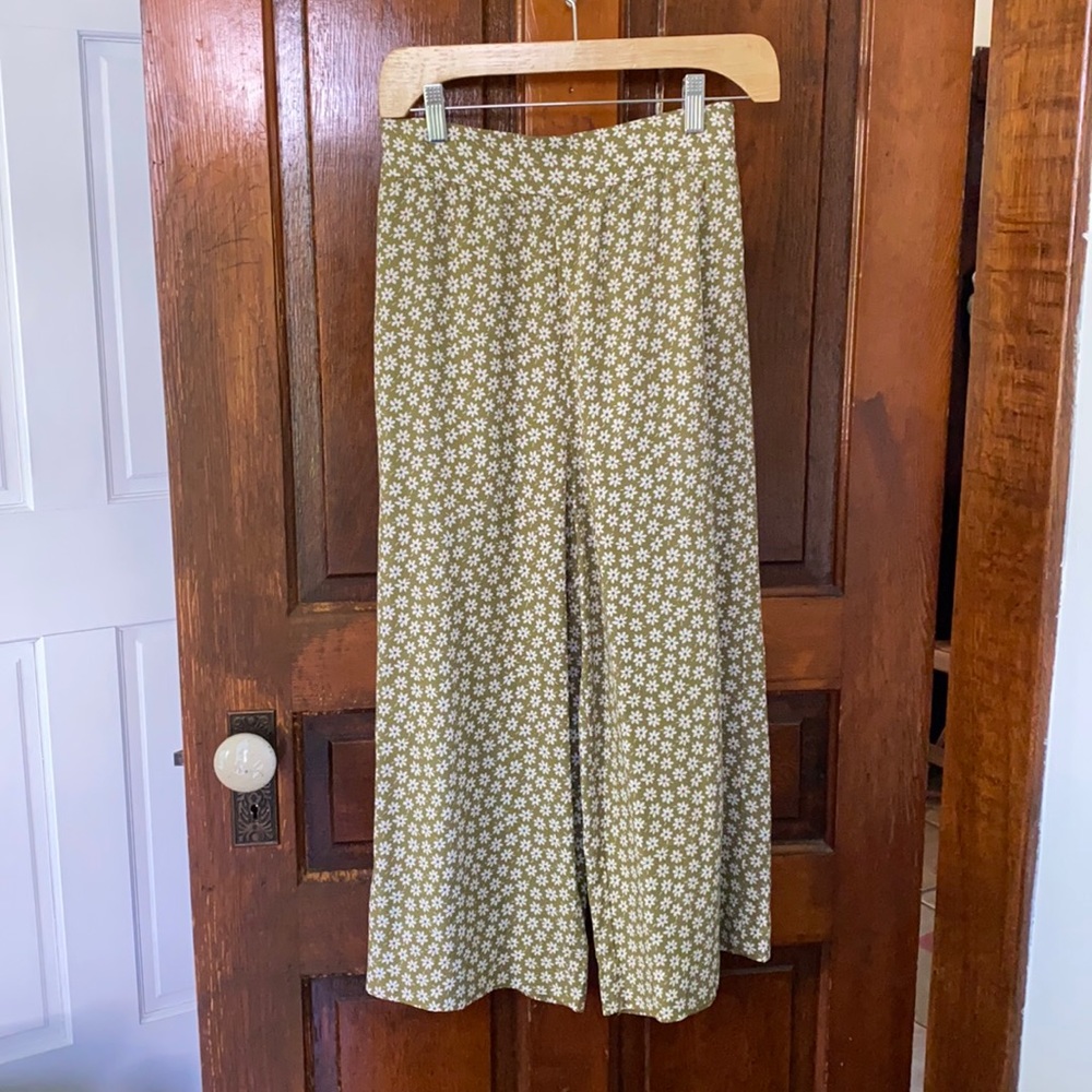 NWOT Mustard floral cropped pants with pockets